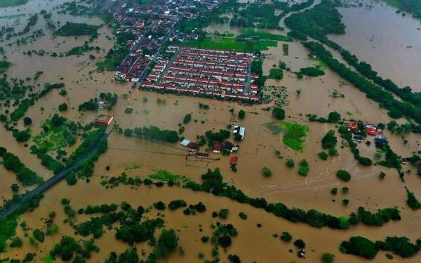 Hujan lebat diikuti banjir di negeri Bahia di timur laut Brazil menjejaskan lebih 430,000 penduduk yang tinggal di kawasan itu dengan langkah kecemasan dilaksanakan di 72 kawasan. - Foto AP