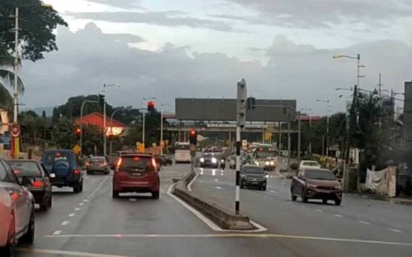 Keadaan Jalan di Bukit Mewah kembali digunakan selepas air surut.