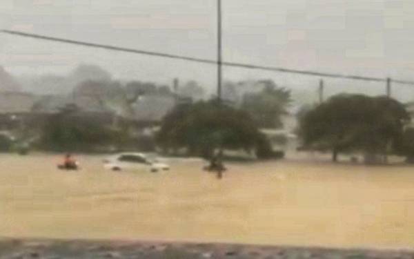 Banjir kilat di Jalan Bukit Mewah.