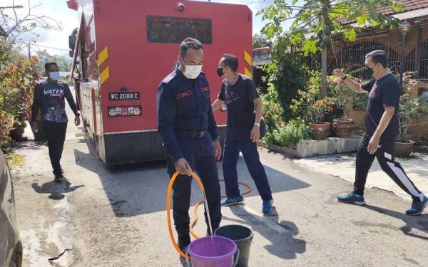 Antara anggota Pasukan Simpanan Persekutuan(PSP) yang terlibat dalam penugasan pasca banjir pada Isnin.