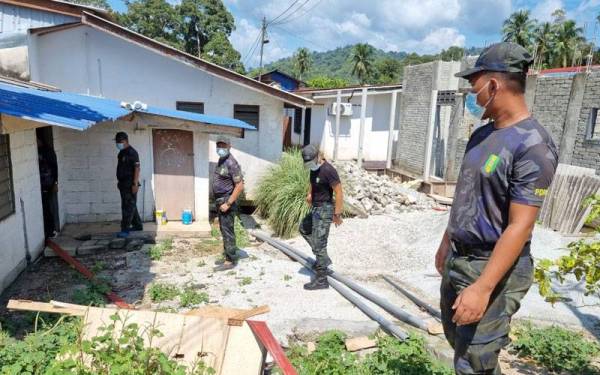 Antara anggota Pasukan Gerakan Am(PGA) yang terlibat dalam penugasan pasca banjir pada Isnin.