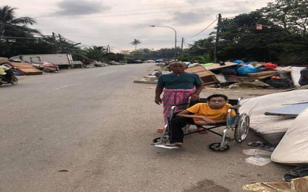 Muhammad memaklumkan tiada pihak yang datang mengutip sampah di kawasan kejiranannya selepas dialnda banjir pada Sabtu lalu.