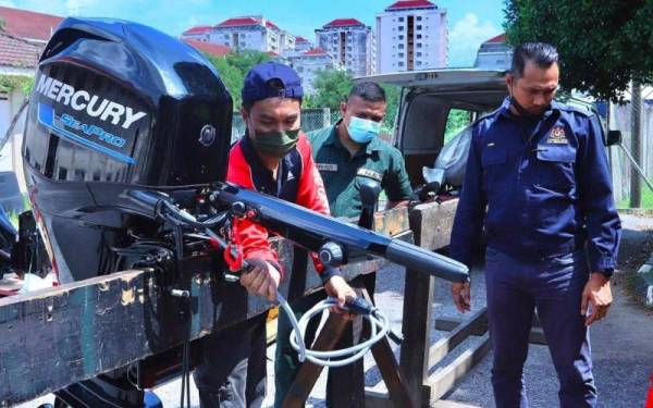 Kementerian Pertahanan telah membuat pembelian kecemasan sebanyak 55 unit enjin bot bagi menghadapi kemungkinan berlakunya gelombang kedua banjir. - Foto Facebook Hishammuddin Hussein