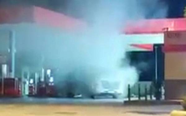 Tangkap layar sebuah lori melanggar tiang hingga mengeluarkan kepulan asap putih dalam kejadian di sebuah stesen minyak di sini pada Isnin.
