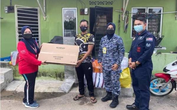 Bakat Udara turut menyampaikan beberapa sumbangan barangan keperluan kepada keluarga anggota yang terjejas. - Foto FB TUDM