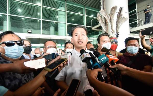 Peter ketika ditemui pemberita di Balai Ketibaan KKIA, Kota Kinabalu hari ini.