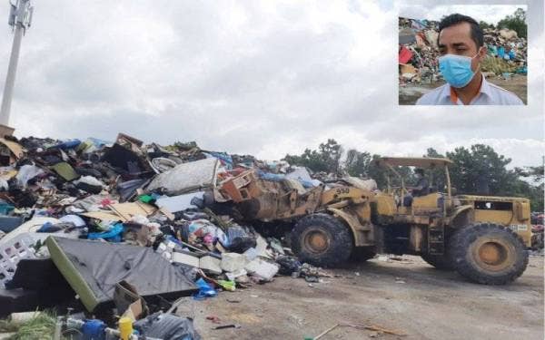 Pungutan sisa pukal banjir dikumpulkan di satu tapak sementara bagi memudahkan aktiviti pemunggahan oleh lori ke pusat pelupusan sampah. Gambar kecil: Sharudin