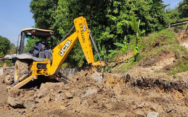 Pihak MPKj sedang mengaut tanah yang menimbus longkang di kawasan Taman Lembah Mewah di sini pada Isnin.