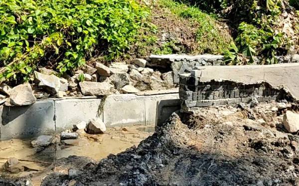 Longkang baru dibina oleh MPKj yang baru dibina pada November lalu tidak dapat menahan limpahan air dari Jalan Semenyih, menyebabkan ia pecah sekaligus berlaku banjir kilat di Taman Lembah Mewah di sini pada Isnin.