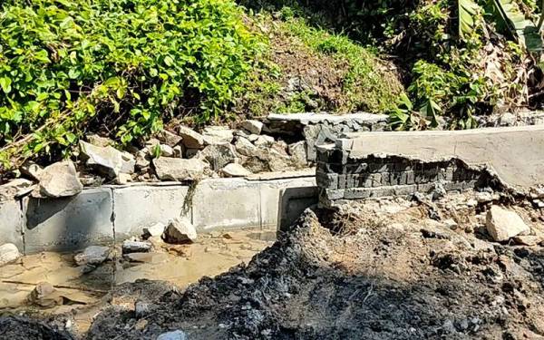 Longkang di Taman Lembah Mewah di sini pecah kerana reka bentuknya hanya boleh menampung saliran dari kawasan perumahan tersebut dan tidak mampu menampung limpahan air dari longkang Jalan Semenyih.