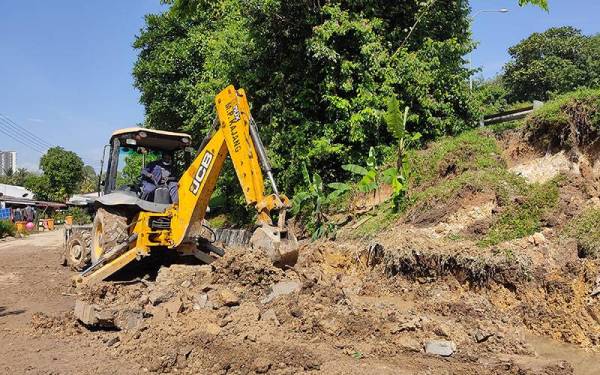 Pihak MPKj sedang mengaut keluar tanah yang menimbus longkang di Taman Lembah Mewah di sini untuk memulakan kerja bina semula longkang pecah akibat limpahan air dari Jalan Semenyih.