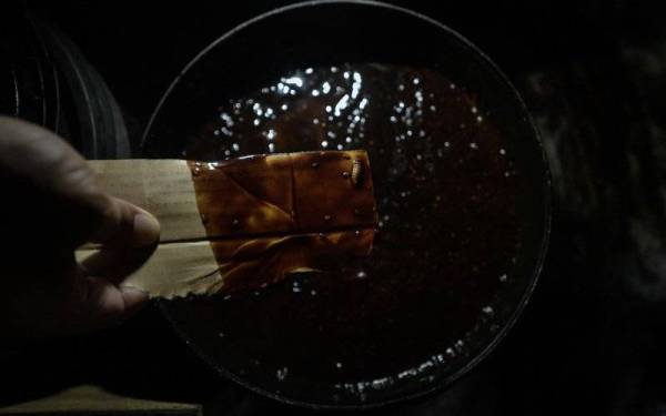 Kilang yang beroperasi sejak lebih 50 tahun itu, turut menyimpan stok petis udang lama yang telah dipenuhi ulat renga di stor yang sama dengan produk baharu di situ.