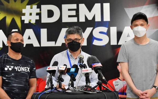 Kenny (tengah) bersama Choong Hann (kanan) dan Rexy pada sidang media selepas Mesyuarat Jawatankuasa Kejurulatihan & Latihan BAM di ABM, Bukit pada Selasa.