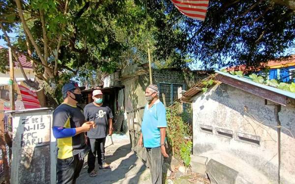 Marzuki di hadapan rumah yang ditumpanginya ketika menerima kunjungan Pertubuhan Kebajikan Masyarakat Marhaen (KMM) Taiping.