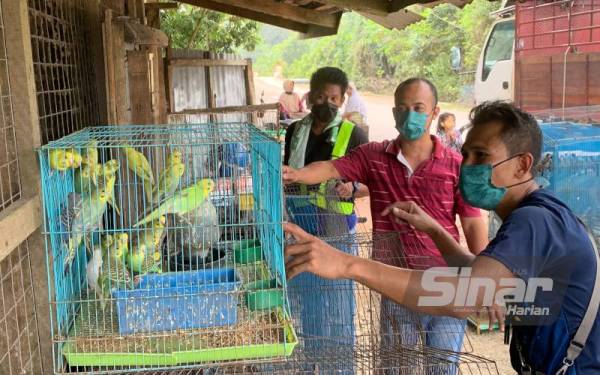 Kedai Mohd Hiwan yang terletak di depan rumahnya di Kampung Tersang, Rantau Panjang menjadi laluan arus deras semasa banjir gelombang pertama baru-baru ini.