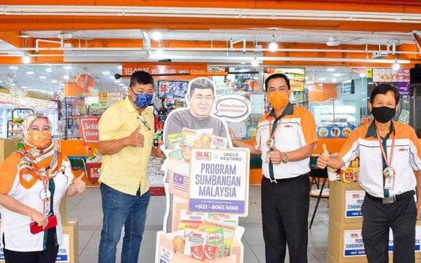 Chee Heng (dua dari kiri) bersama KK Chai (dua dari kanan) melancarkan Program Sumbangan Malaysia baru-baru ini.