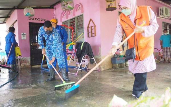 Anggota APM dan Jabatan Kebajikan Masyarakat (JKM) turut terlibat dalam pasca banjir itu.