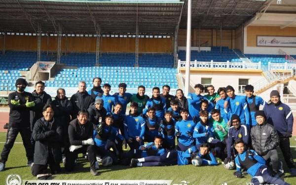 Maloney bersama skuad Harimau Muda semasa di Ulaanbaatar, Mongolia.