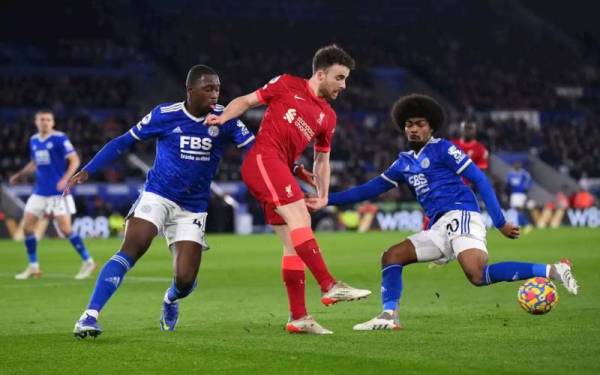 Iheanacho (kiri), cuba mengekang asakan penyerang Liverpool, Diogo Jota, Rabu lalu. - Foto headtopics