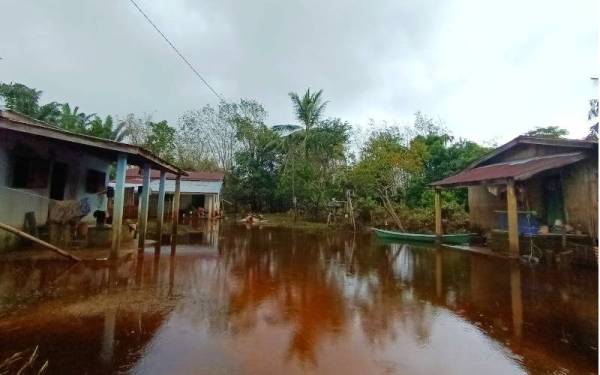 Situasi terkini di Kampung Bendang Perol, Rantau Panjang yang masih lagi ditenggelami banjir.
