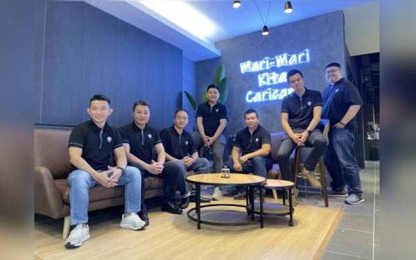 James (tiga dari kanan) bersama kakitangan Caricarz yang sentiasa memberikan perkhidmatan terbaik kepada pelanggan mereka.