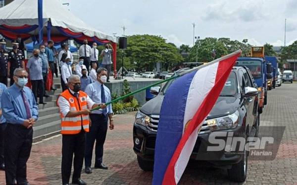 Noorazam (dua kiri) ketika acara gimik pelancaran Skuad Kilat MBJB di Dataran Bandaraya Johor Bahru pada Khamis.