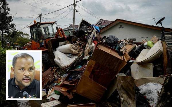 Sampah sarap yang terhasil dilupuskan oleh pengurusan KDEB Waste Management (KDEBWM) setelah banjir mulai surut. - Foto Bernama (Gambar kecil: Ramli)