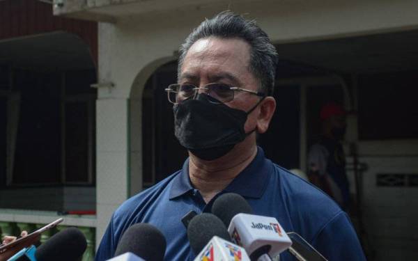 Ketua Setiausaha Kementerian Komunikasi dan Multimedia (KKMM) Datuk Seri Mohammad Mentek pada sidang media selepas turun padang membersihkan rumah akibat banjir pada Program Ops Bantu Hingga Selesai (Ops BAHIS) KKMM bagi pembersihan rumah mangsa banjir di Dataran Sadiman, Bukit Changgang hari ini. - Foto Bernama