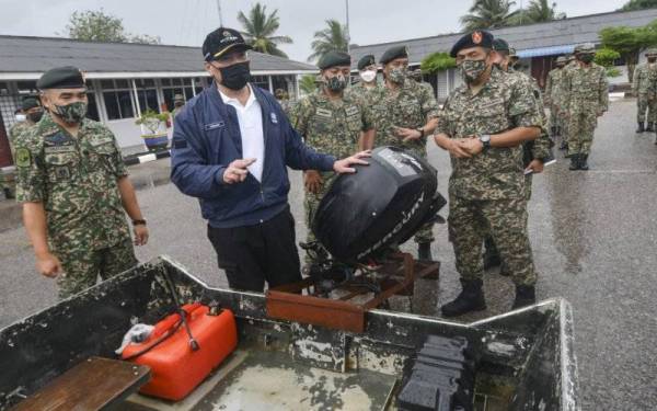 Menteri Kanan Pertahanan Datuk Seri Hishammuddin Tun Hussein (dua, kiri) melawat ruang pameran selepas mendengar penerangan mengenai Op Murni di Markas 8 Briged, Pengkalan Chepa hari ini. - Foto Bernama