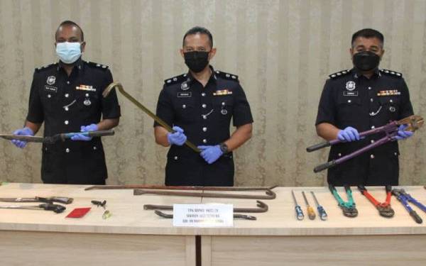 Ahmad Ridhwan (tengah) menunjukkan barangan yang dirampas.