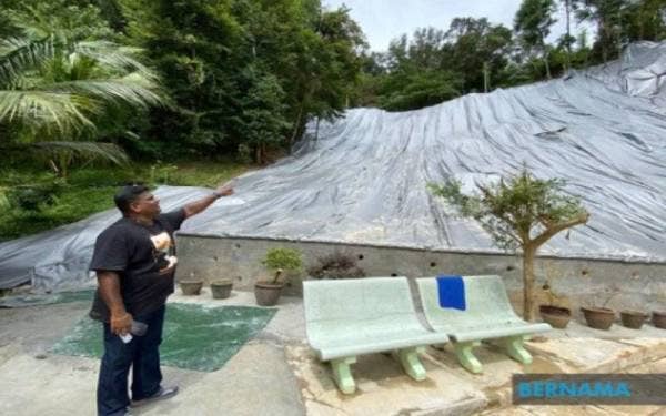 Penduduk Taman Sri Gombak di sini, menggesa pihak berkuasa mengambil tindakan segera agar kejadian tanah runtuh yang berlaku di kawasan itu tidak merebak dan menjejaskan kehidupan penduduk di sekitar kawasan itu. - Foto Bernama