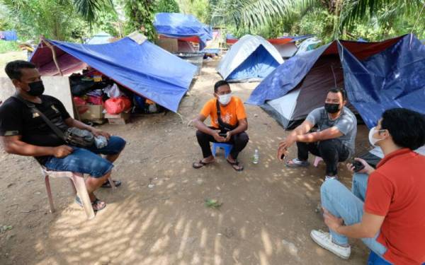 Penduduk Kampung Orang Asli Bukit Tampoi Seberang, Dengkil, Selangor mengambil keputusan untuk tinggal sementara dalam khemah yang didirikan di lokasi tinggi dan berbukit terletak tidak jauh dari kediaman mereka.