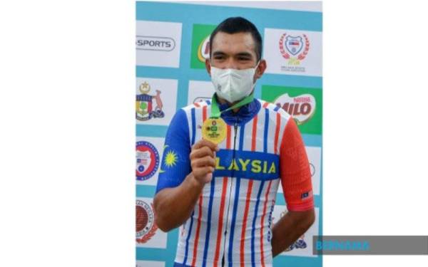 Mohamad Saari Amri Abd Rasim mengungguli Kejohanan Kebangsaan Berbasikal Lebuh Raya 2021 sekali gus meraih Jersi Kebangsaan bagi acara lepas beramai-ramai (Lelaki Elit). - Foto Bernama