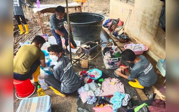 Sukarelawan bergotong-royong membantu penduduk terlibat banjir di Bukit Changgang dalam misi bantuan.