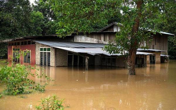 Antara rumah yang ditenggelami banjir semasa tinjauan fotoBernama di Kampung Pasir Raja di sini hari ini.