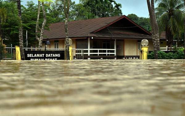 Sebuah rumah rehat ditenggelami banjir semasa tinjauan di Kampung Pasir Raja di sini hari ini.