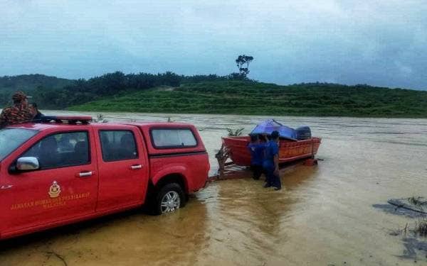 Anggota keselamatan serta orang awam berusaha menyelamatkan seorang pekerja yang terperangkap di sebuah ladang sawit di Ladang Risda Cherul, di Kemaman, pada Khamis. - Foto ihsan Bomba