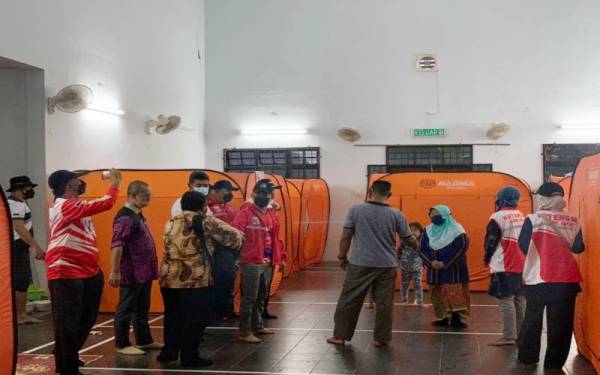 Sebahagian daripada mangsa banjir dipindahkan di PPS di Dungun setelah kediaman mereka dinaiki air.