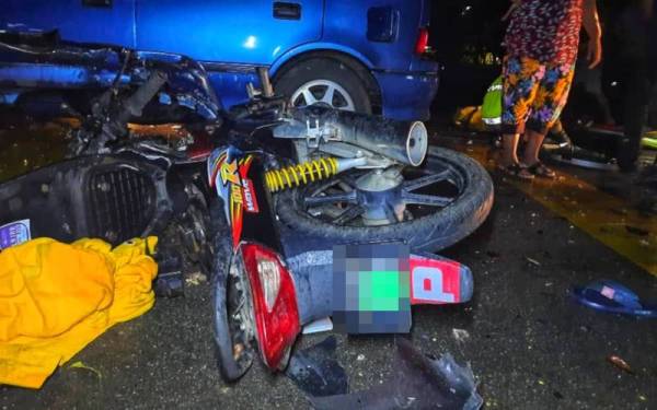 Motosikal yang ditunggangi mangsa remuk dalam kemalangan tersebut. Foto Ihsan PDRM
