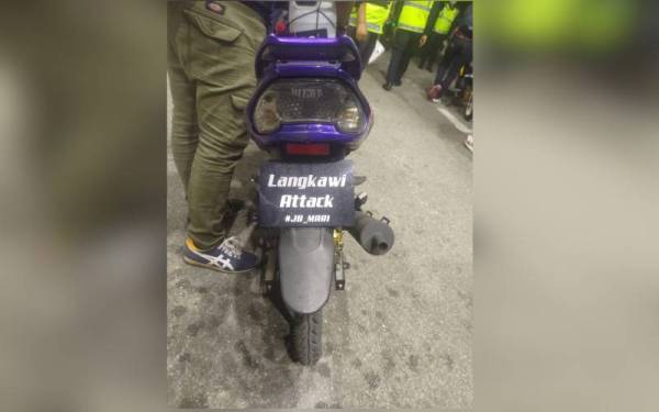 Tiada nombor pendaftaran antara kesalahan yang dilakukan penunggang motosikal yang memasuki Langkawi dari Jeti Kuala Perlis pada Khamis. Foto Polis Langkawi