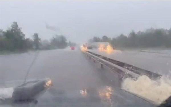 Tangkap layar video pengguna media sosial TikTok mengenai laluan dinaiki air pada petang Khamis.