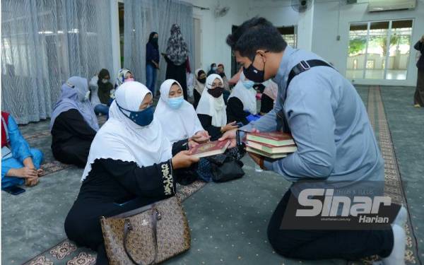 Antara jemaah yang hadir ketika Program Wakaf & Infak AlQuran anjuran Yayasan Warisan Ummah Ikhlas di Masjid Nurul Iman, Kampung Tengah pada Jumaat. - Foto Sinar Harian MOHD HALIM ABDUL WAHID.