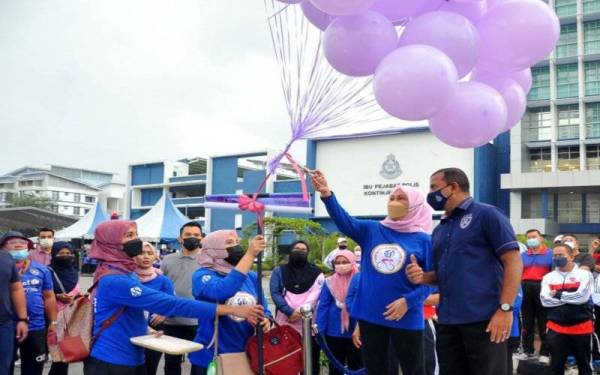 Ayob Khan (kanan) dan isteri yang juga Pengerusi Perkep Kontinjen Johor, Datin Zaleha Mohd Ariffin merasmikan Program Santai Cycle Perkep Johor 2021 di IPK, Johor Bahru, pada Jumaat.