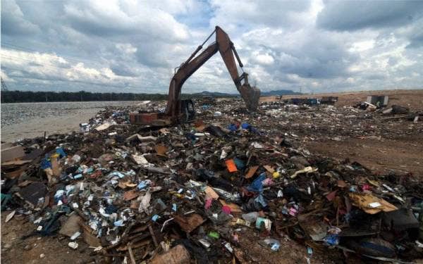 Kerja-kerja pemunggahan sisa-sisa banjir dalam operasi pembersihan pasca banjir di Selangor sedang giat dijalankan ketika tinjauan di Tapak Pelupusan Sisa Banjir di Jeram Sanitary Landfill Kuala Selangor. - Foto Bernama 