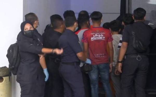 Lima pelajar dibawa ke mahkamah untuk proses tahanan reman pada 16 Disember lalu bagi membantu siasatan berhubung kes buli di MRSM Muar.