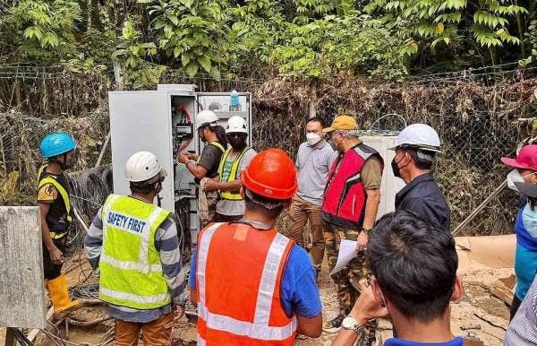 Kerja-kerja mengaktifkan struktur komunikasi yang terjejas akibat banjir dilaksanakan oleh pihak SKMM, Syarikat Telco, TNB dan Kerajaan Pahang. -Foto SKMM Pahang