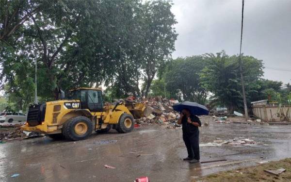 Ramli meninjau operasi pembersihan di Taman Sri Muda pada Jumaat.