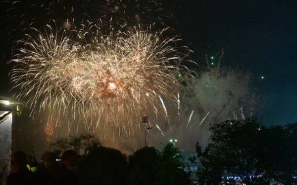 Polis Pulau Pinang meminta orang awam menyalurkan maklumat sekiranya ternampak atau mengetahui mana-mana pihak yang bermain bunga api. - Foto Bernama