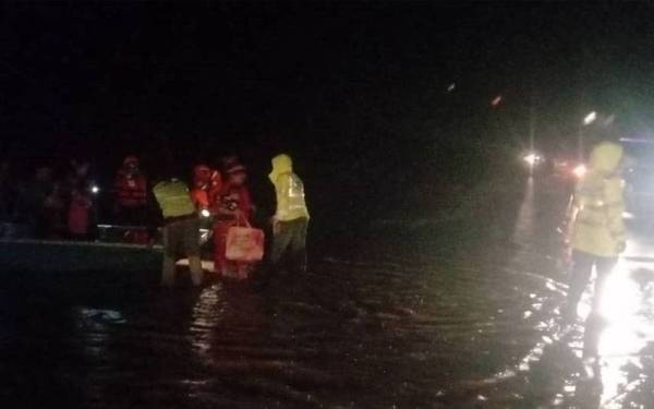 Pasukan penyelamat sedang melakukan operasi menyelamat dan memindahkan mangsa banjir di Kota Marudu.