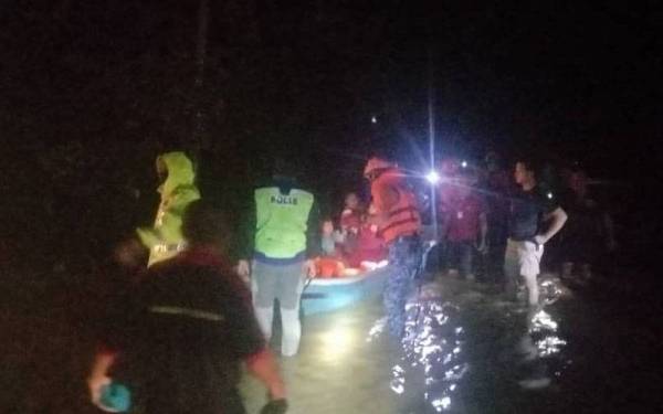 Seramai 73 penduduk dipindahkan ke pusat pemindahan sementara.